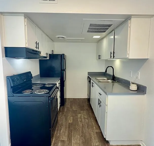 Park West Apartments — Photo 32