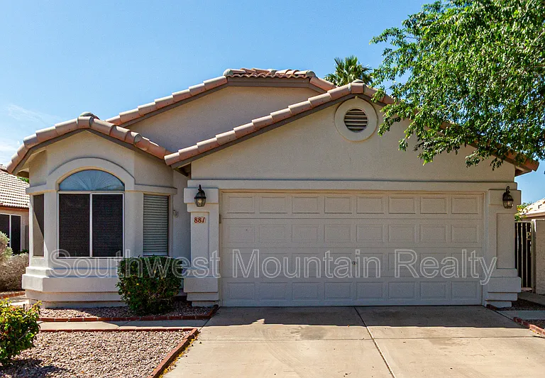 881 E Baylor Ln — Photo 2