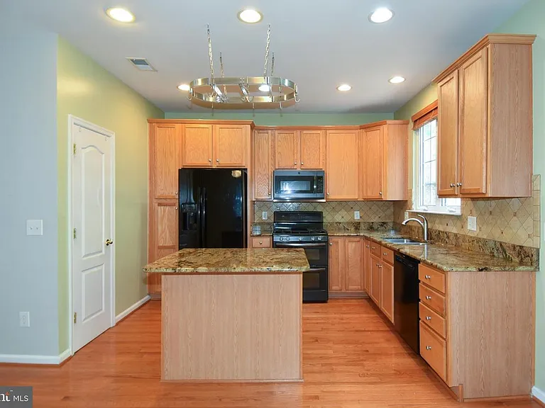 7810 Locust Leaf Ln — Photo 22