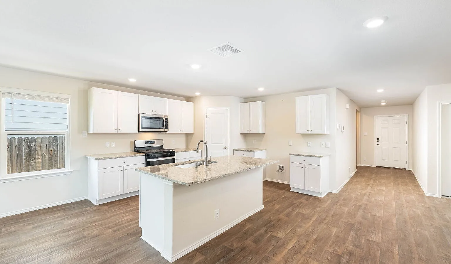 3 bed, 2.0 bath, 1411 sqft, $1,550 — Photo 3