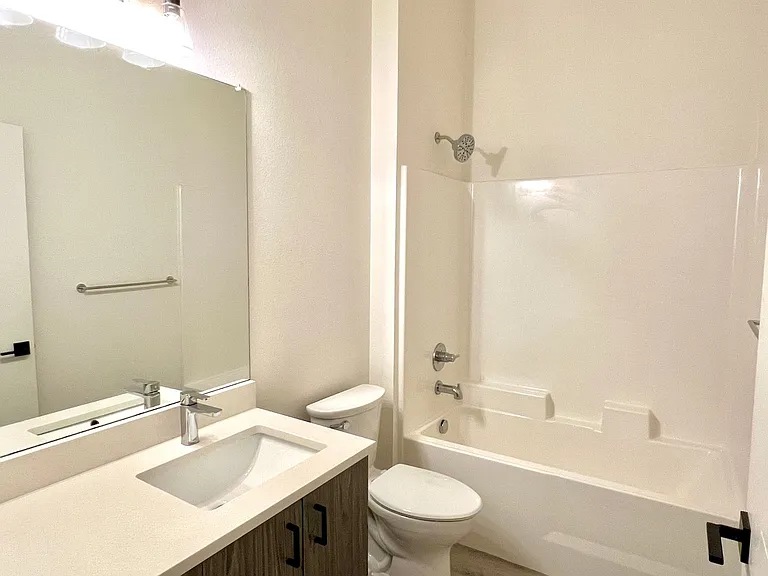 1550 N Buffalo St — Photo 5