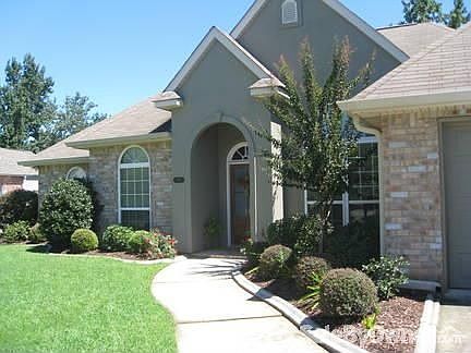 Clean exterior loaded with curb appeal!