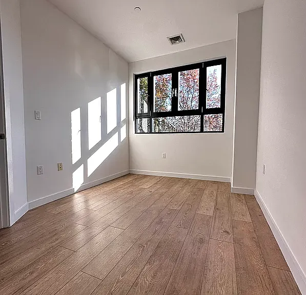 451 Maple St #3R — Photo 2