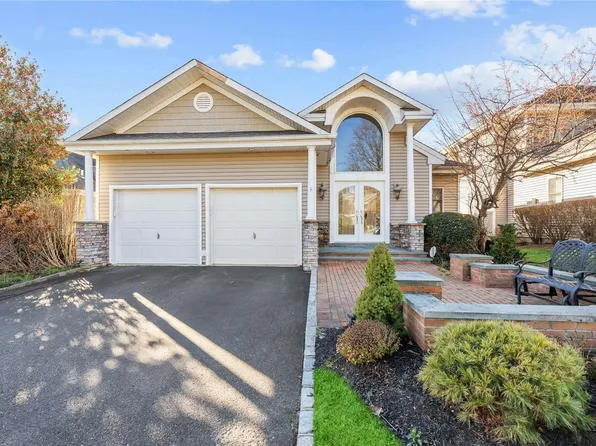 100 Redan, Smithtown, NY 11787