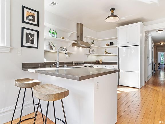 3rd image of 465 Waller St