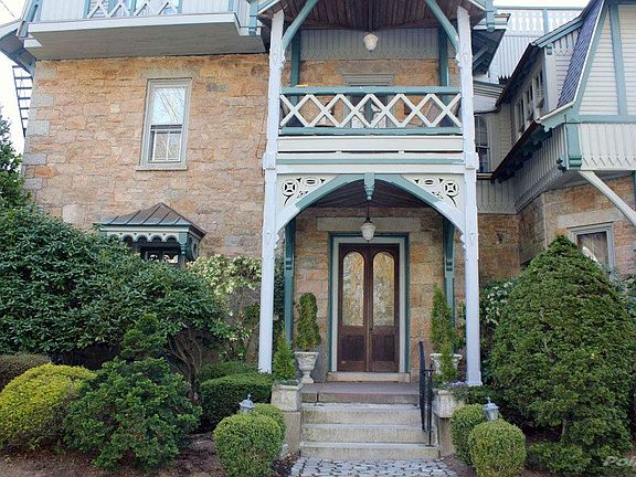 6 Howe Mansion front