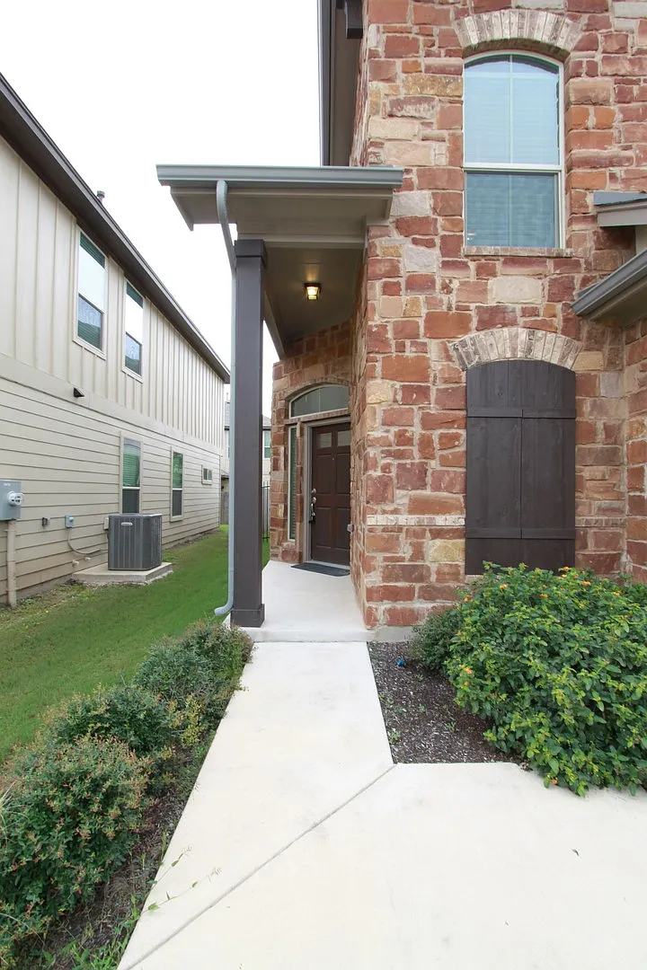 Comfort & Convenience in the Heart of South Austin — Photo 4
