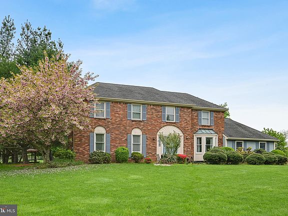 2nd image of 24 Glengarry Way