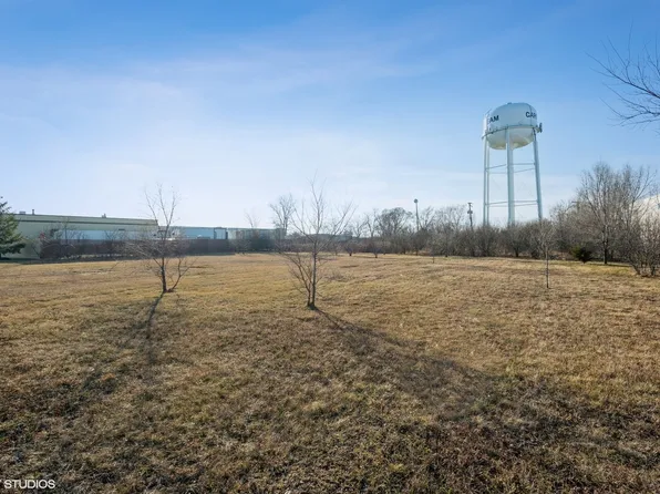 620 Center Ave, Carol Stream, IL 60188