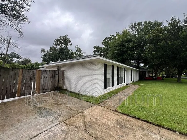464 Wilton Dr — Photo 4