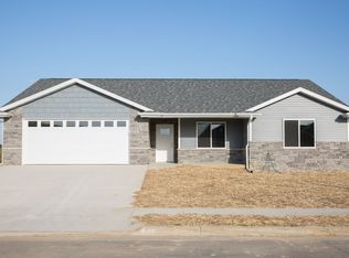 2160 Comanche Dr, Asbury, IA 52002