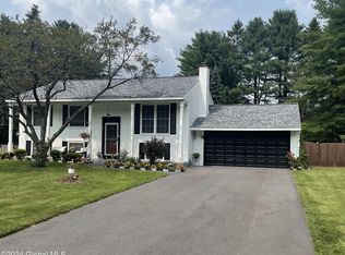 7 King Arthur Ct, Saratoga Springs, NY 12866