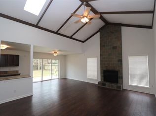 409 Colonial Dr, Friendswood, TX 77546