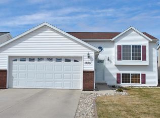 1881 Huntington Ln, West Fargo, ND 58078