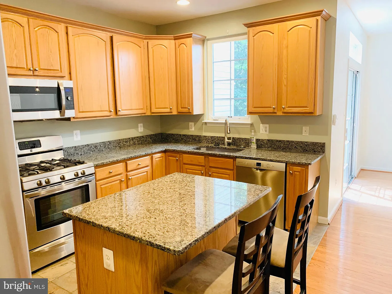 3 bed, 3.5 bath, 2190 sqft, $2,800 — Photo 3