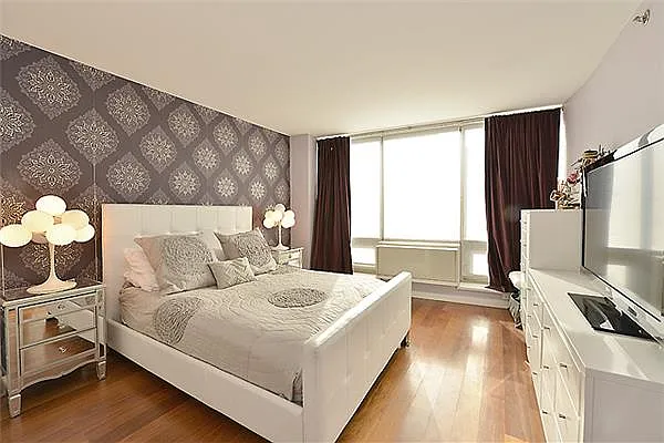 Sold by R New York | media 12