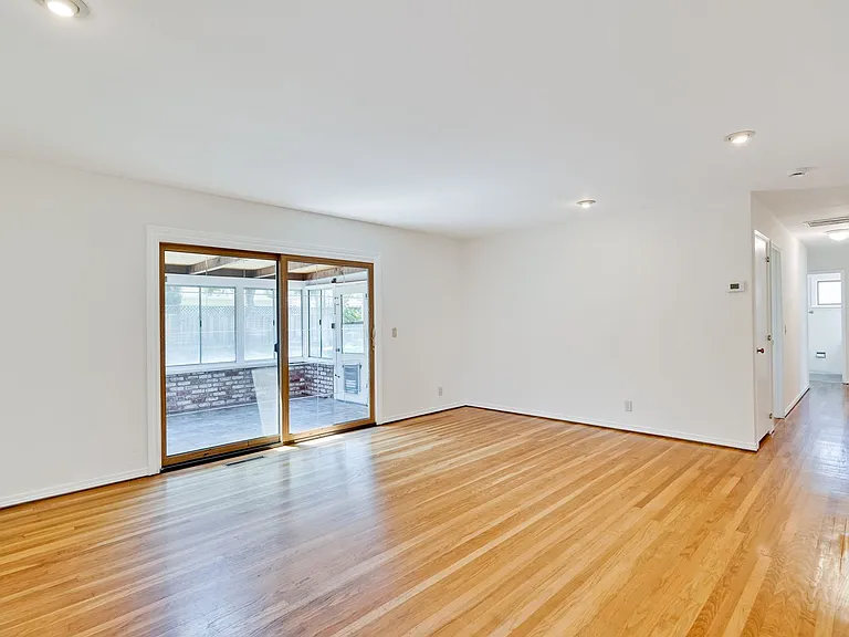 1572 Tobias Dr — Photo 6