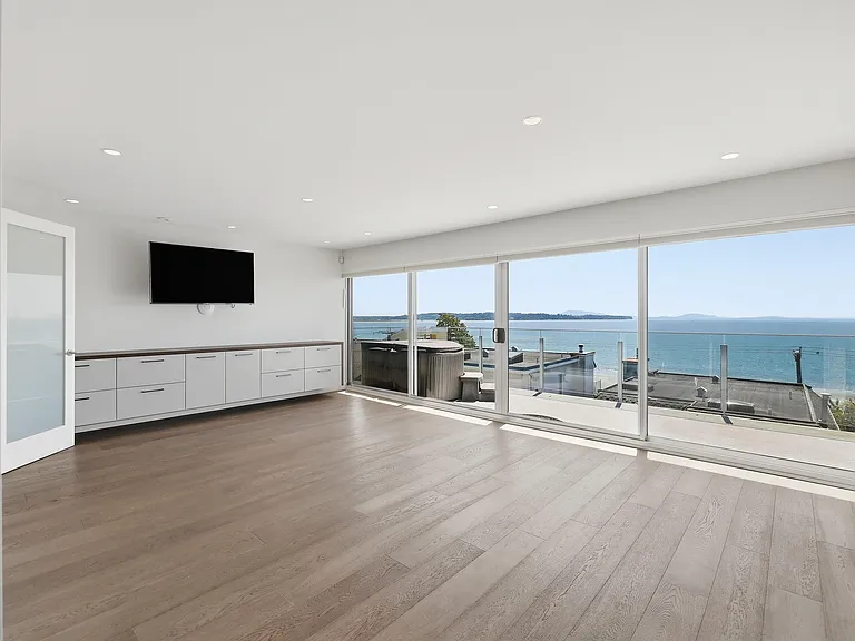 15240 Victoria Ave — Photo 2