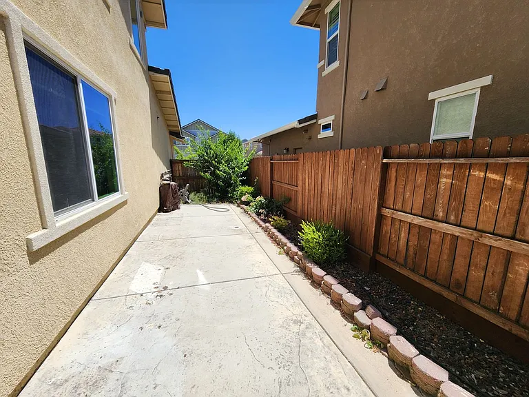 4549 Maple Crest St — Photo 32