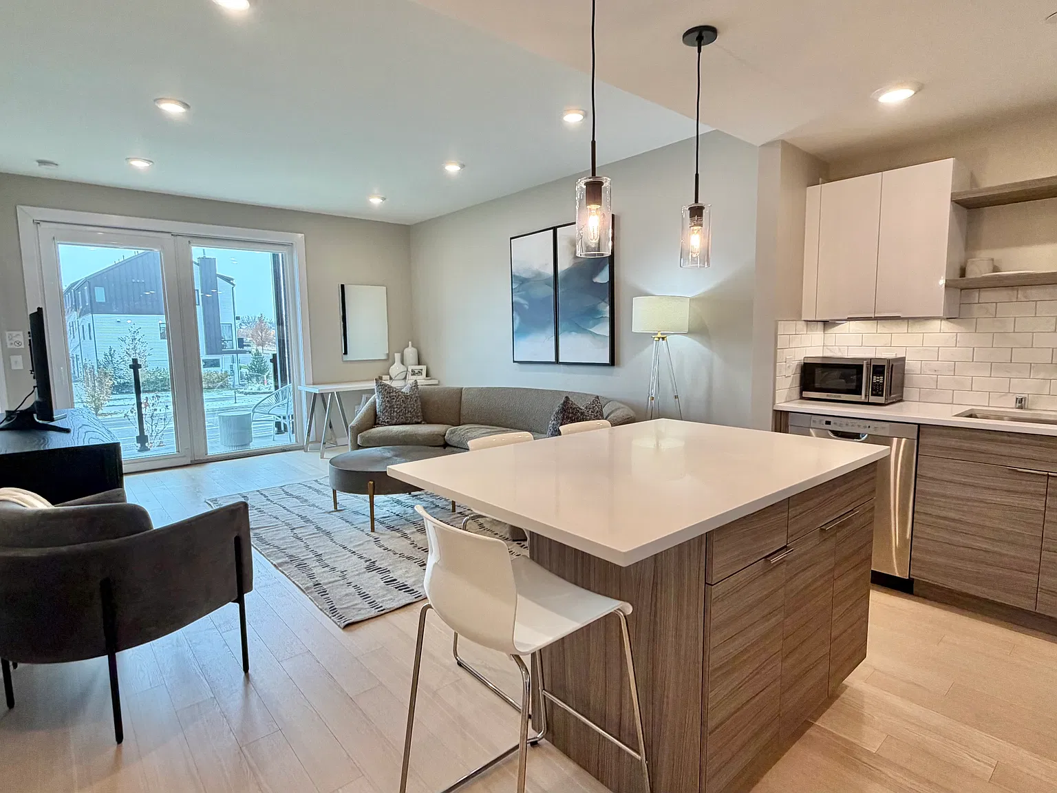 1 bed, 1.5 bath, 648 sqft, $2,200 — Photo 2