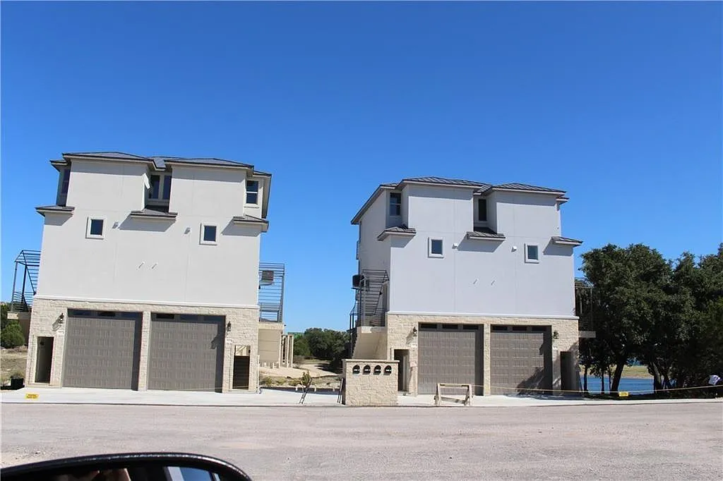 3 bed, 2.5 bath, 1500 sqft, $2,000 — Photo 1