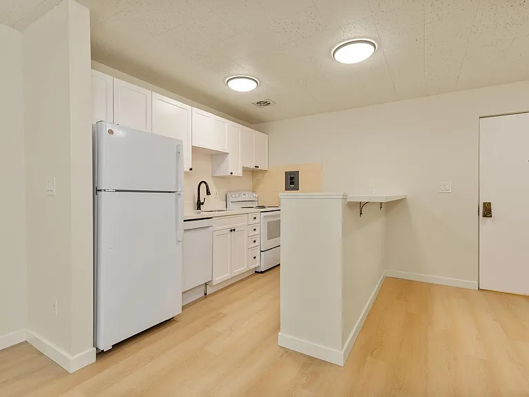Seasons Apartments — Photo 34