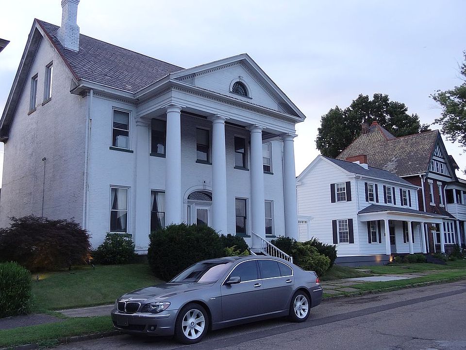 2nd image of 815 Riverside Ave
