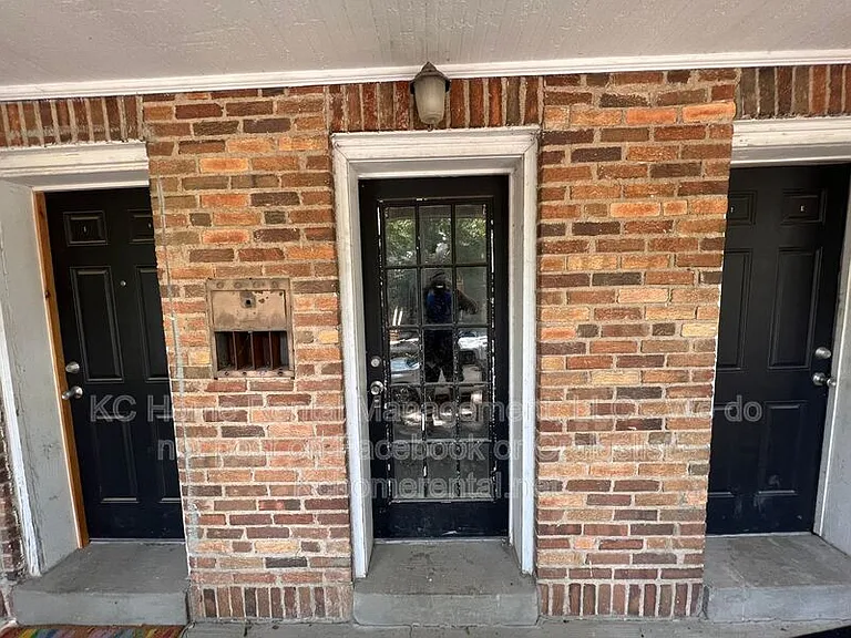 1110 W 41st Ter #1W — Photo 2