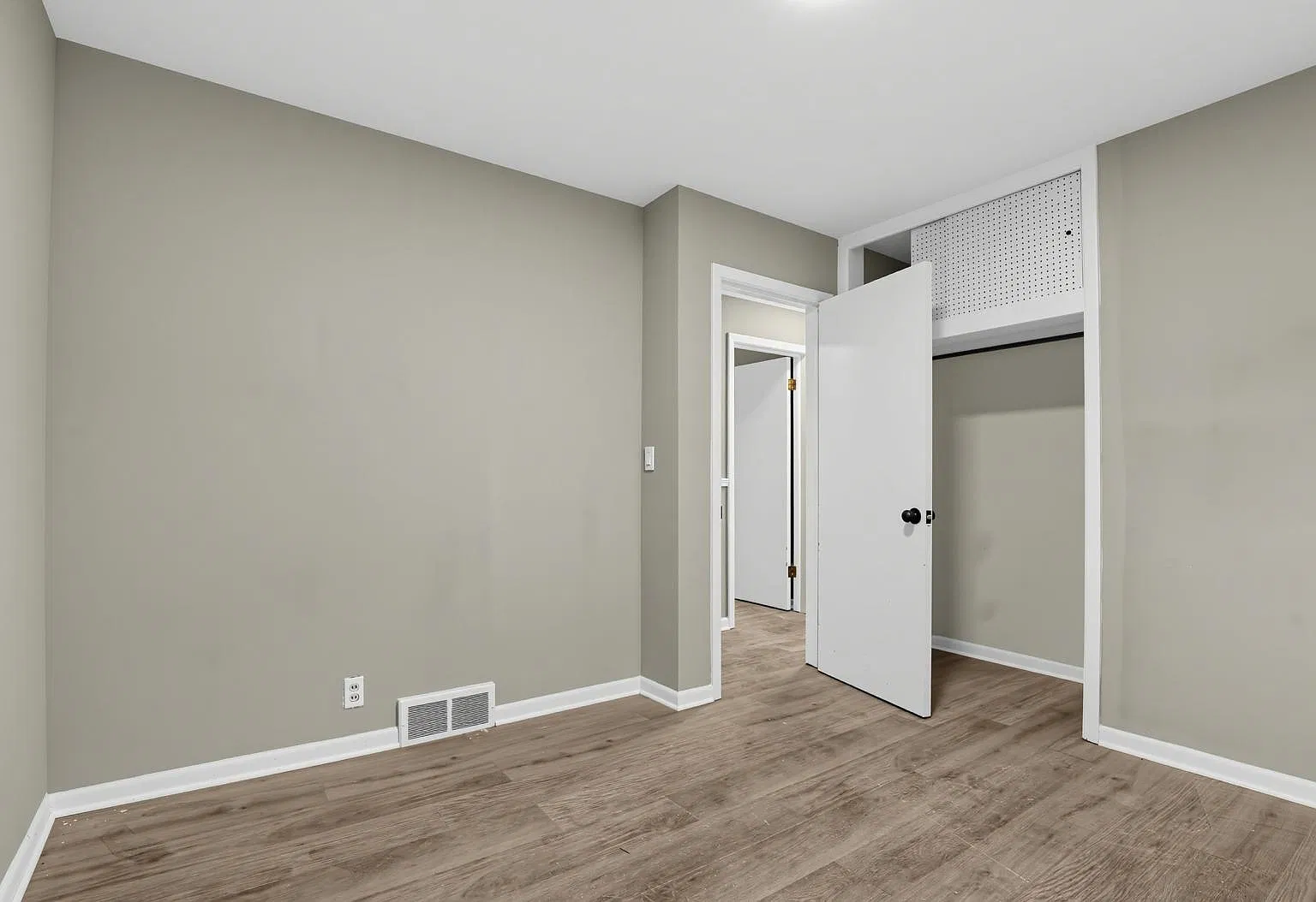 4 bed, 2256 sqft, $2,600 — Photo 4