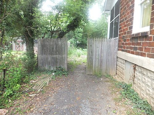 4th image of 923 N Highland St