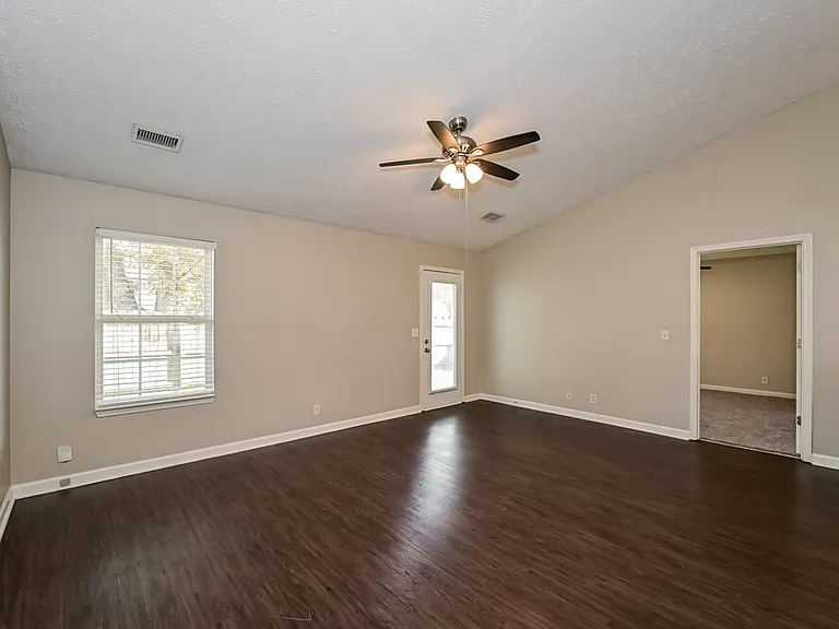 1147 Melvin Dr — Photo 4
