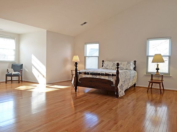 HUGE owner's BR w/hardwoods