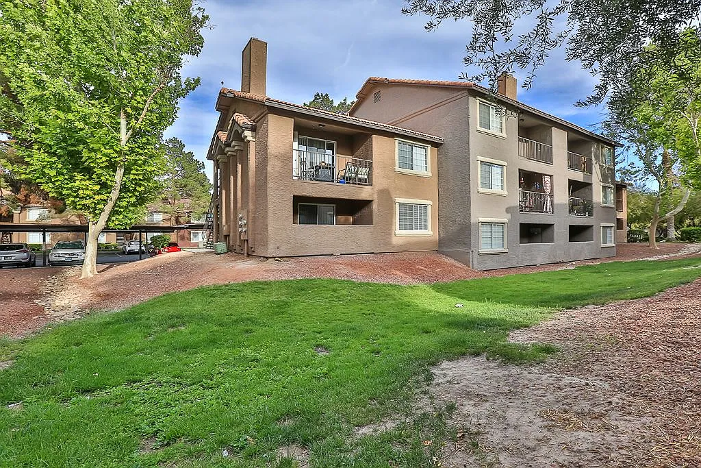2 bed, 965 sqft, $1,450 — Photo 1
