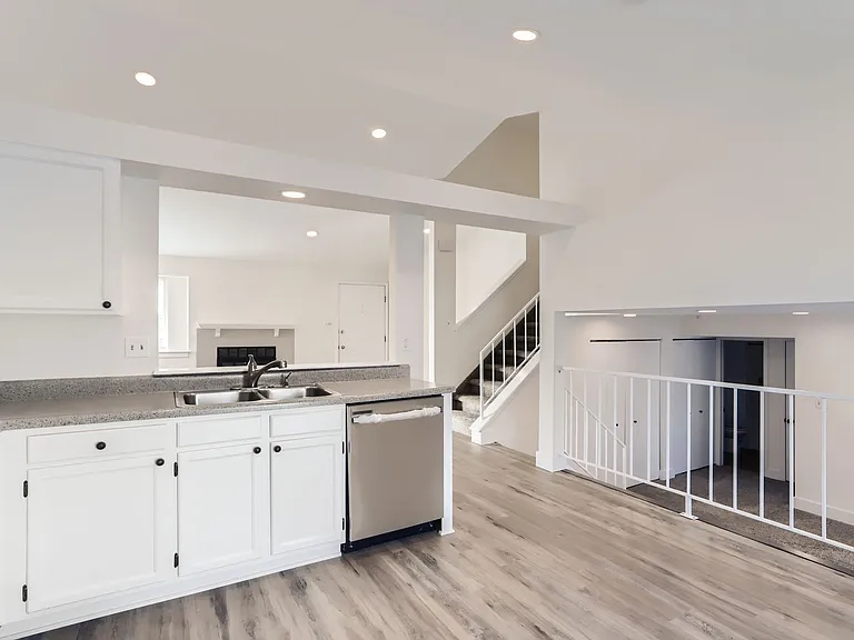 2046 Sumac St — Photo 11