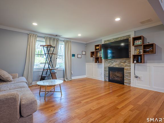 3rd image of 825 Maple Hill Road