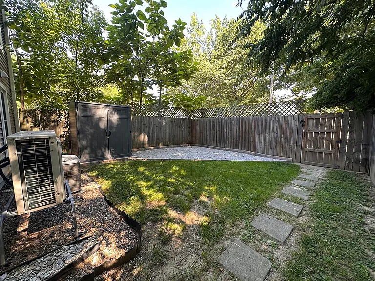 829 E Chestnut St — Photo 28
