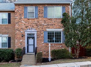 215 Beacon Dr, Sterling, VA 20164