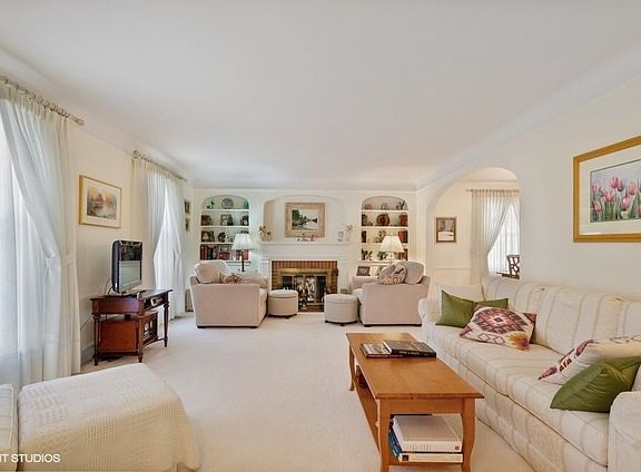 2nd image of 6229 N Leroy Ave