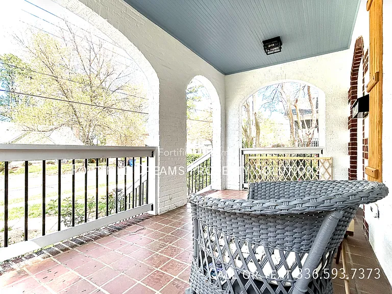 2240 Queen St — Photo 24