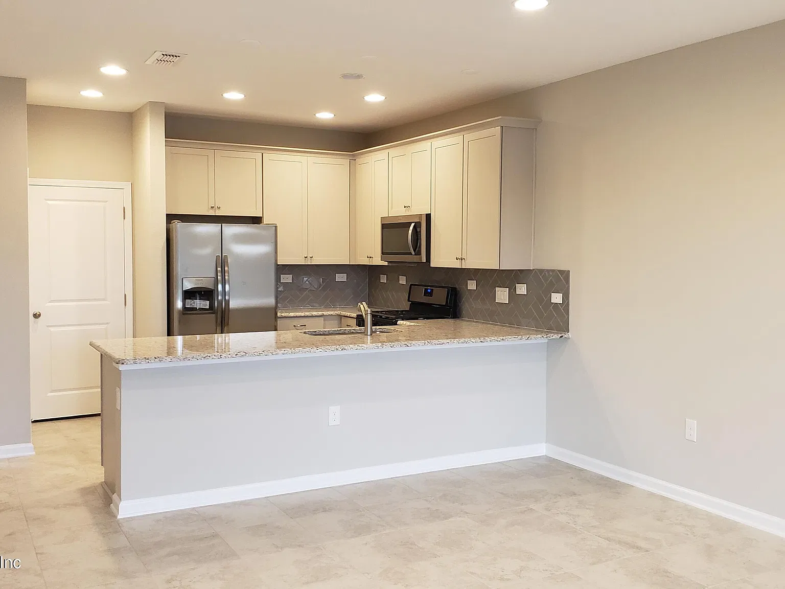3 bed, 2.5 bath, 1453 sqft, $2,075 — Photo 4
