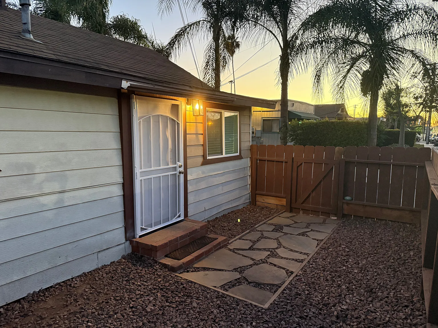 3 bed, 900 sqft, $3,200 — Photo 1