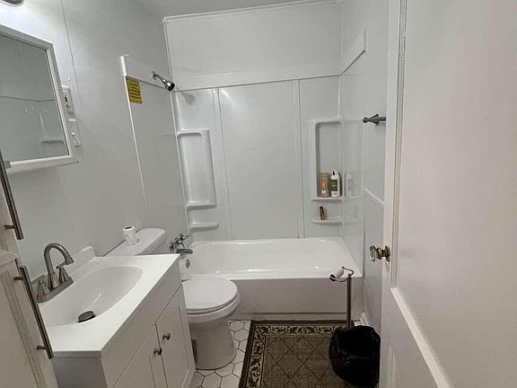 5th image of 986 Marcellus Dr