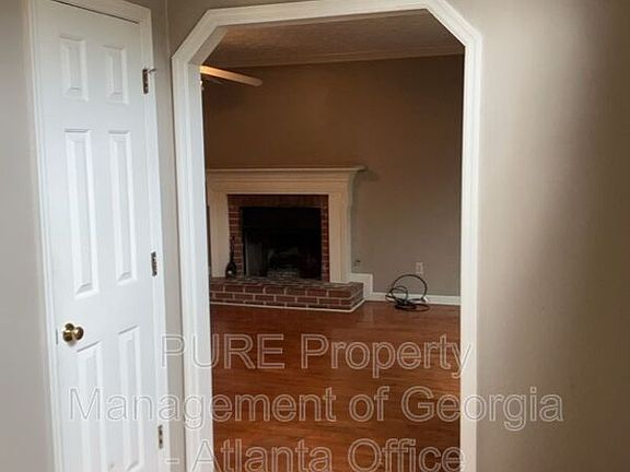 4th image of 743 Helga Dr NE