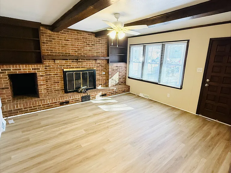 601 E Brown St — Photo 2