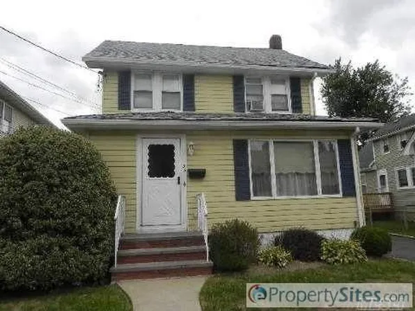 55 Pine St, Oceanside, NY 11572