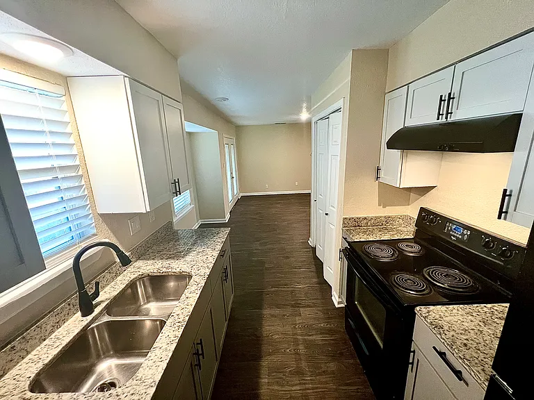 5804 Deer Lake Dr — Photo 2