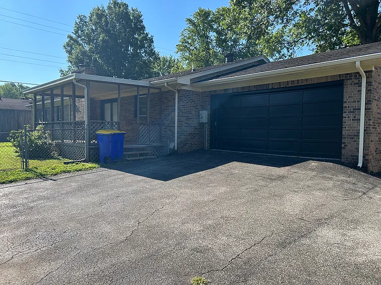 1572 Oxford Way — Photo 2