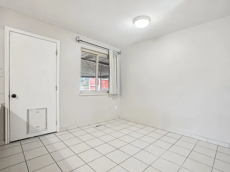 240 W 220th St S — Photo 18