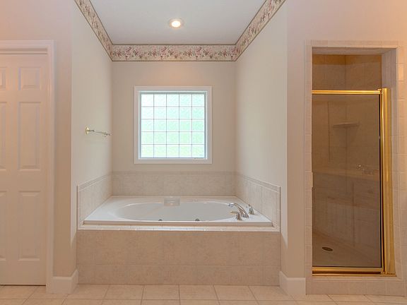 WHIRLPOOL TUB & TILED SHOWER