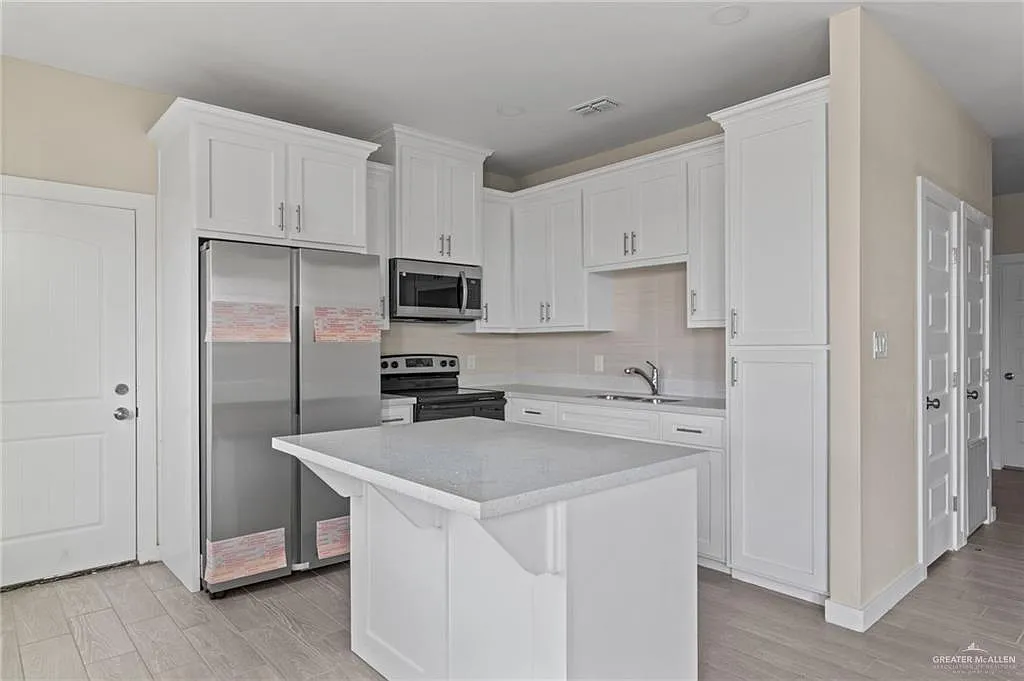 2 bed, 2.0 bath, 995 sqft, $1,200 — Photo 3